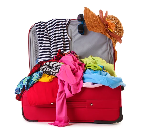 Otworzyć walizkę czerwony na białym tle odzież — Zdjęcie stockowe