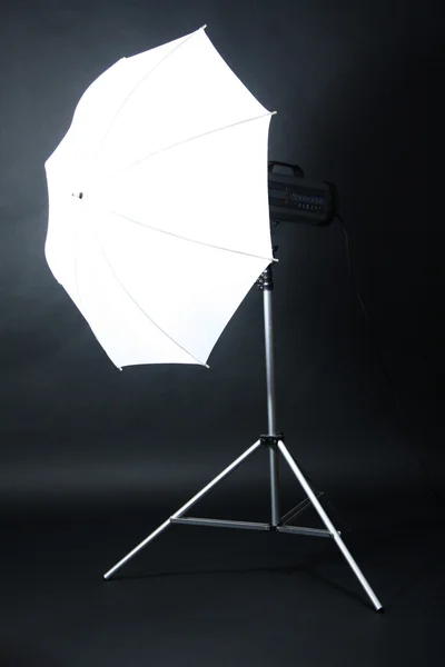 Studioblitz mit Regenschirm auf grauem Hintergrund — Stockfoto
