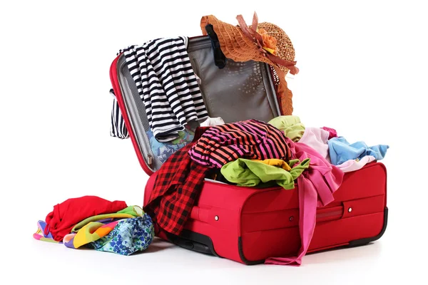 Открытый красный чемодан с одеждой, изолированной на белом — стоковое фото