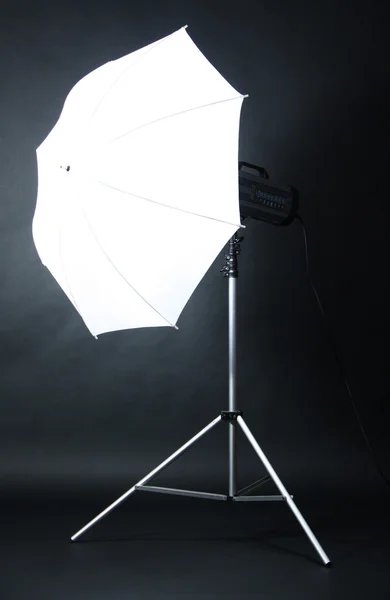 Studio flash s deštníkem na šedém pozadí — Stock fotografie