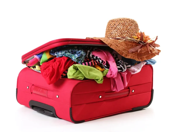 Вырезанный красный чемодан с одеждой изолированы на белом — стоковое фото
