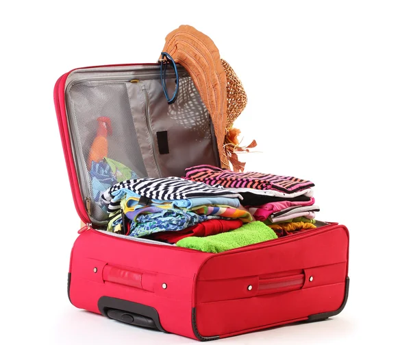Открытый красный чемодан с одеждой изолированы на белом — стоковое фото