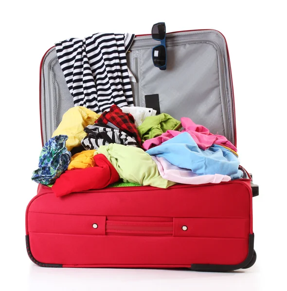 Valise ouverte rouge avec vêtements isolés sur blanc — Photo