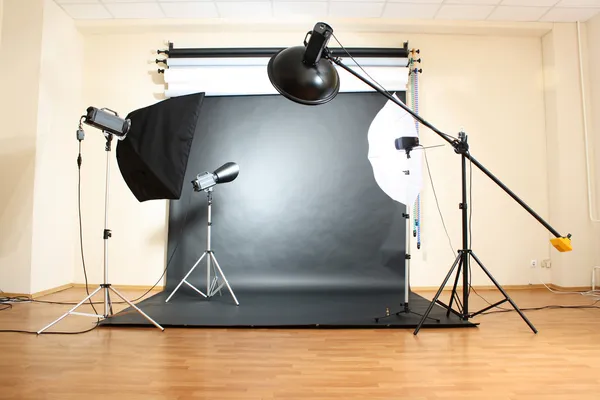Studio blixt på grå bakgrund — Stockfoto