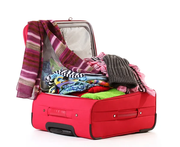 Valise ouverte rouge avec vêtements isolés sur blanc — Photo