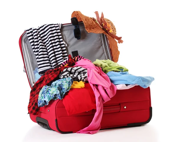 Otevřete červený kufr s oblečením izolovaných na bílém — Stock fotografie