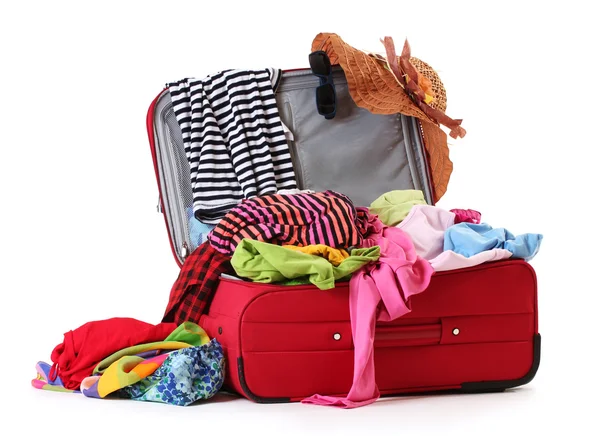 Valigia rossa aperta con indumenti isolati su bianco — Foto Stock