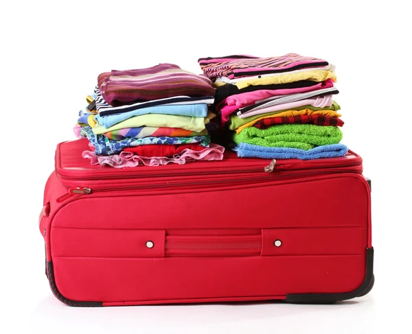 Valise rouge zippée avec vêtements isolés sur blanc — Photo