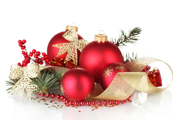 Vánoční koule a zelený strom na bílém pozadí — Stock fotografie