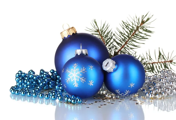 흰색 바탕에 크리스마스 공 및 그린 트리 — 스톡 사진