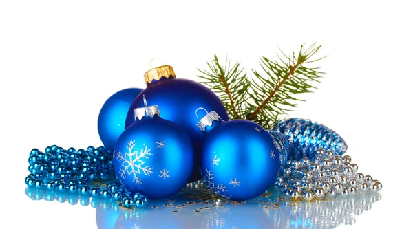 Noel top ve yeşil ağaç beyaz zemin üzerine — Stok fotoğraf