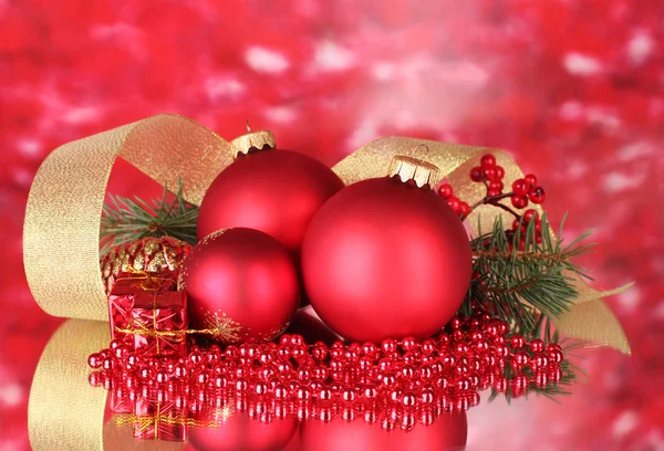 Boll och grön julgran på röd — Stockfoto