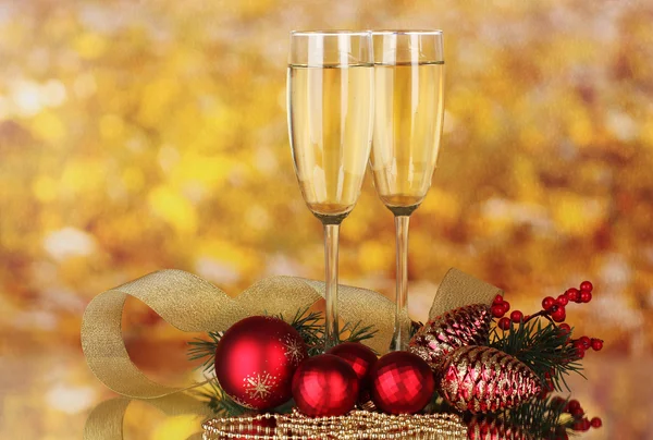 Dwie szklanki z Bożego Narodzenia ozdoba na żółty — Zdjęcie stockowe