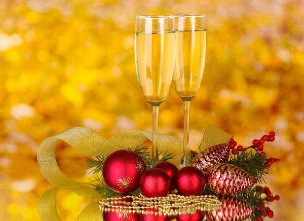 Sarı Noel dekorasyonu ile iki bardak — Stok fotoğraf