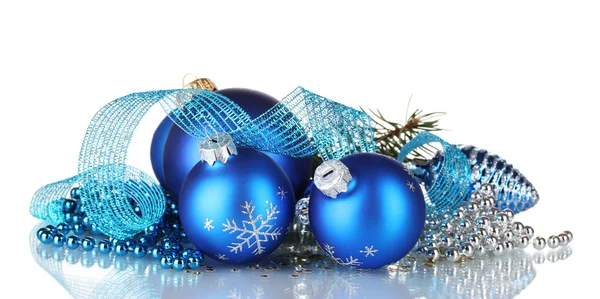 白い背景の上のクリスマス ボールとグリーン ツリー — ストック写真