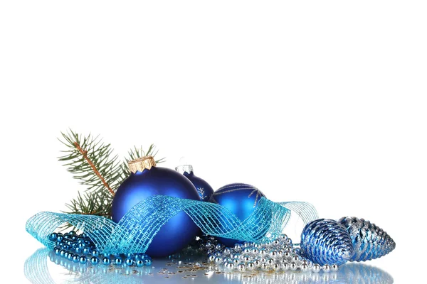 흰색 바탕에 크리스마스 공 및 그린 트리 — 스톡 사진