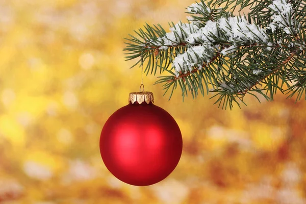 Kerstmis bal op de boom op geel — Stockfoto