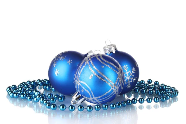 Kék karácsonyi labdák elszigetelt fehér background — Stock Fotó