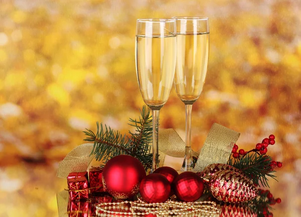 Twee glazen met Kerstdecoratie op geel — Stockfoto