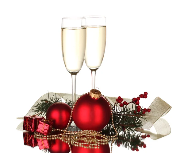 Deux verres avec décoration de Noël sur fond blanc — Photo