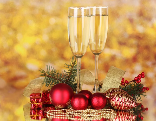 Deux verres avec décoration de Noël sur jaune — Photo