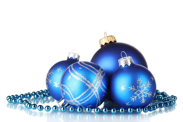 Голубые рождественские шары на белом фоне — стоковое фото