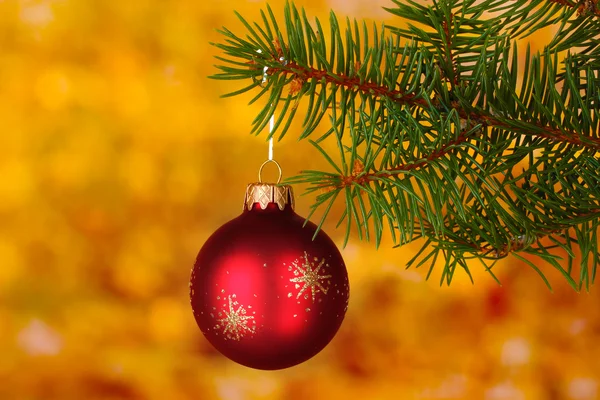 Palla di Natale sull'albero su giallo — Foto Stock