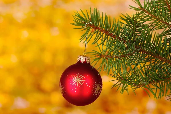 Bola de Navidad en el árbol en amarillo — Foto de Stock