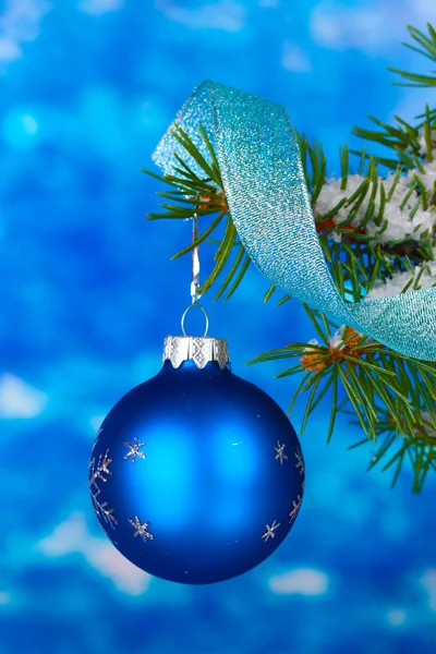 圣诞球上蓝色的树上 — 图库照片