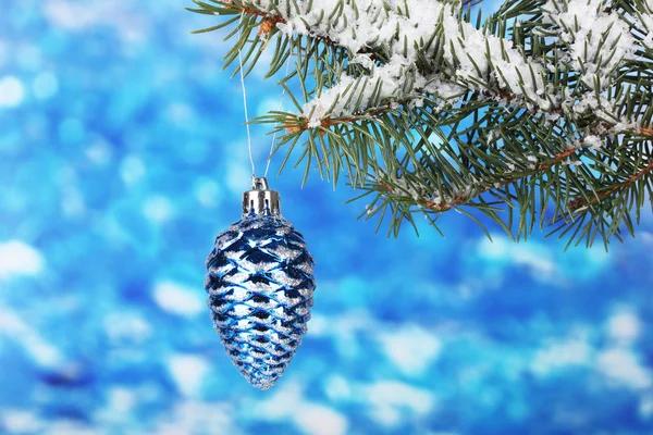 Cono de Navidad en el árbol en azul —  Fotos de Stock