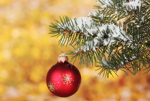 Kerstmis bal op de boom op geel — Stockfoto