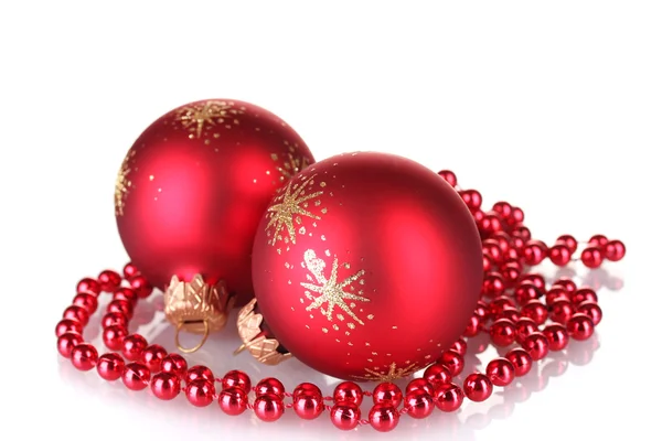 Czerwone kulki świąteczne izolowane na białym tle — Zdjęcie stockowe