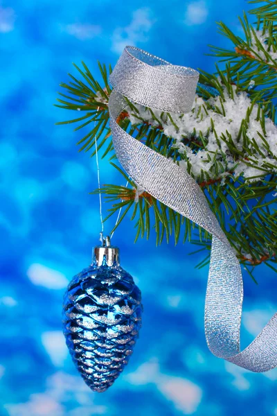 Cono de Navidad en el árbol en azul — Foto de Stock