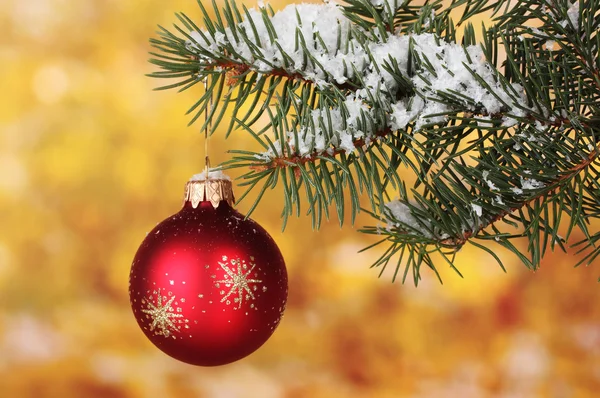 Kerstmis bal op de boom op geel — Stockfoto