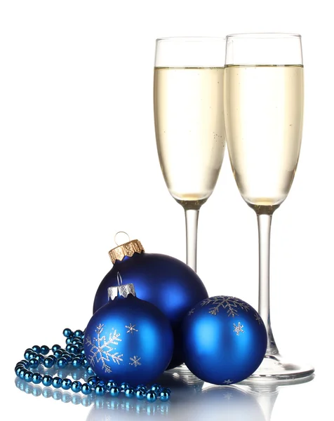 Két pohár, karácsonyi dekoráció, fehér háttér — Stock Fotó