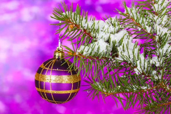 Vánoční koule na stromě na fialová — Stock fotografie