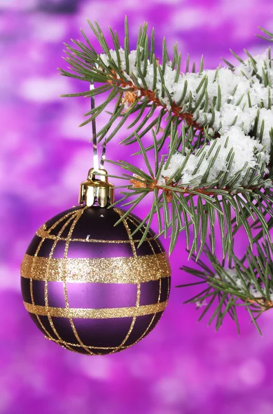 Рождественский бал на елке на фиолетовый — стоковое фото