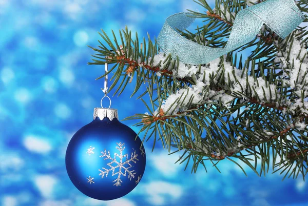 Bola de Natal na árvore em azul — Fotografia de Stock