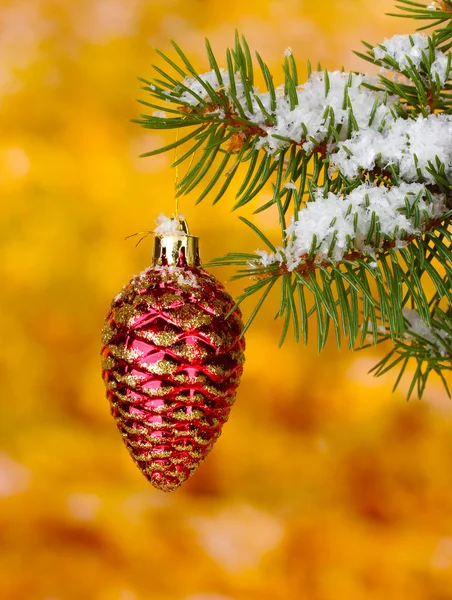 Cone de Natal na árvore em amarelo — Fotografia de Stock