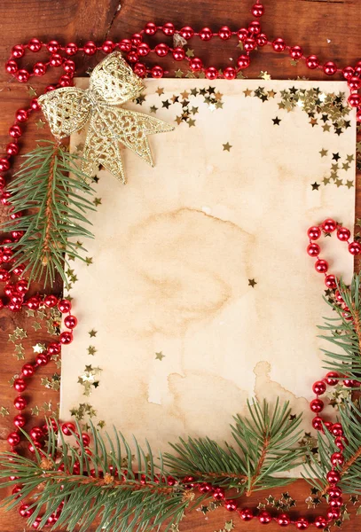 Рождественская открытка на деревянном столе — стоковое фото