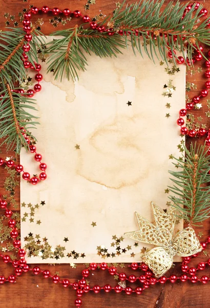 Рождественская открытка на деревянном столе — стоковое фото
