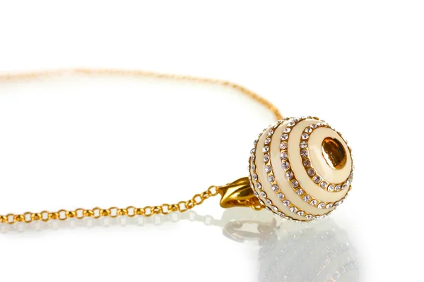 Beyaz izole mücevher ile Top şeklinde kolye — Stok fotoğraf