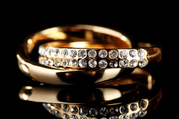 Golden ring på svart — Stockfoto
