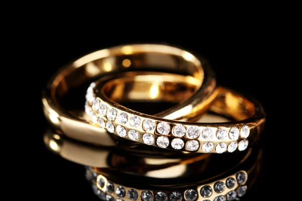 Золотое кольцо на черном — стоковое фото