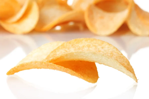 Смачні картопляні чіпси ізольовані на білому — стокове фото