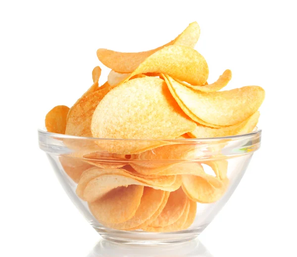 Leckere Kartoffelchips in Schüssel isoliert auf weiß — Stockfoto