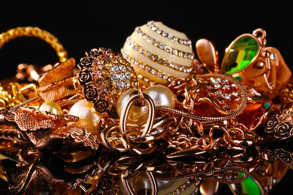 Várias jóias de ouro em preto — Fotografia de Stock