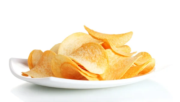 Смачні картопляні чіпси на тарілці ізольовані на білому — стокове фото