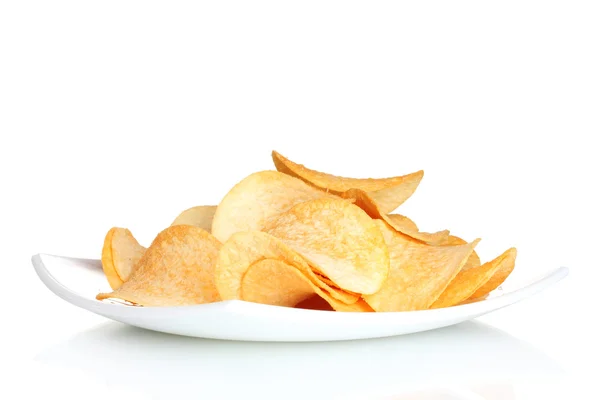Вкусные картофельные чипсы на тарелке изолированы на белом — стоковое фото