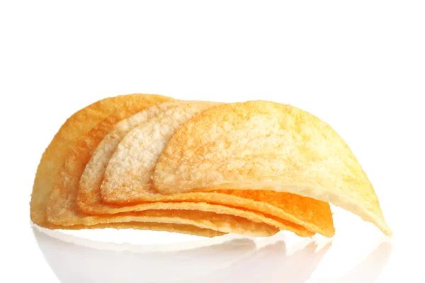 Вкусные картофельные чипсы, изолированные на белом — стоковое фото